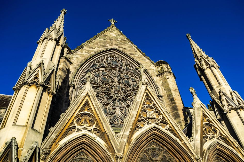 Report: CofE 'needs to reduce dioceses to avoid financial disaster'