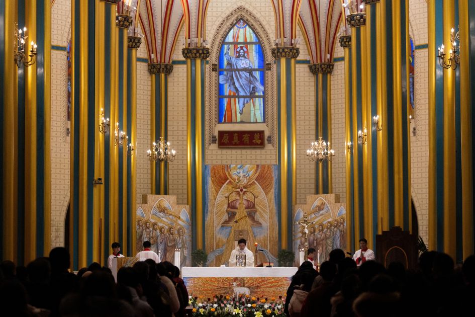 China intensifies pressure on Catholics to join state church, report finds