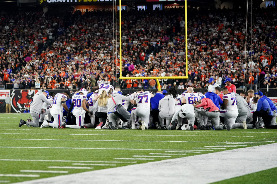 Buffalo Bills safety Damar Hamlin prays before playing against the