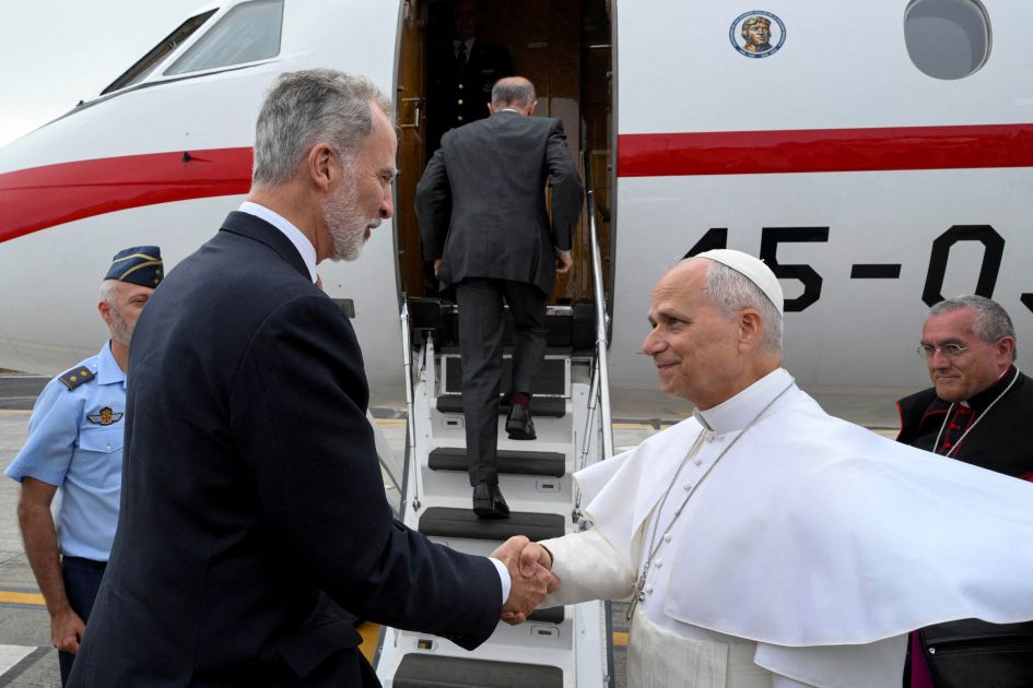 Spain's King comes to aid of Pope after plane grounded