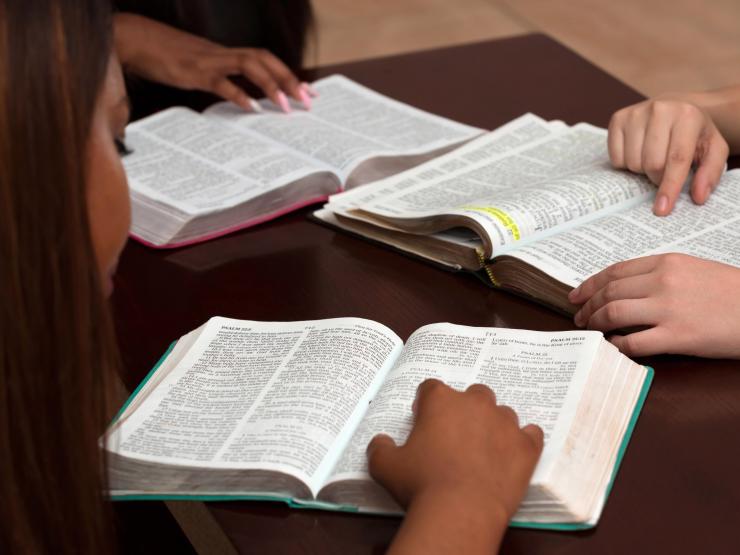 students reading bible
