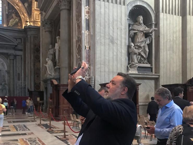 Russell Crowe vatican.JPG