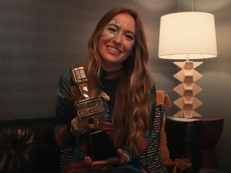 Lauren Daigle Billboard Award 2023.png thumb.png