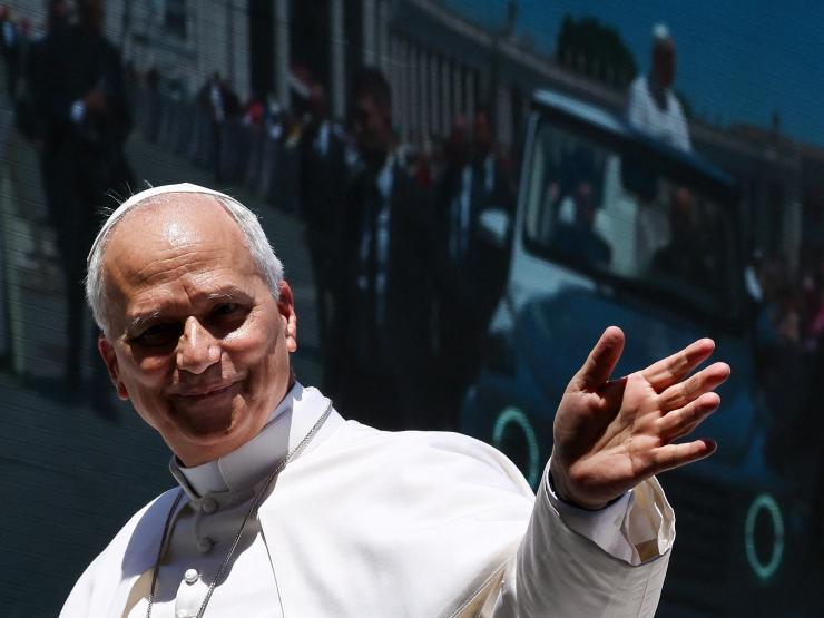 Pope Leo waves.JPG
