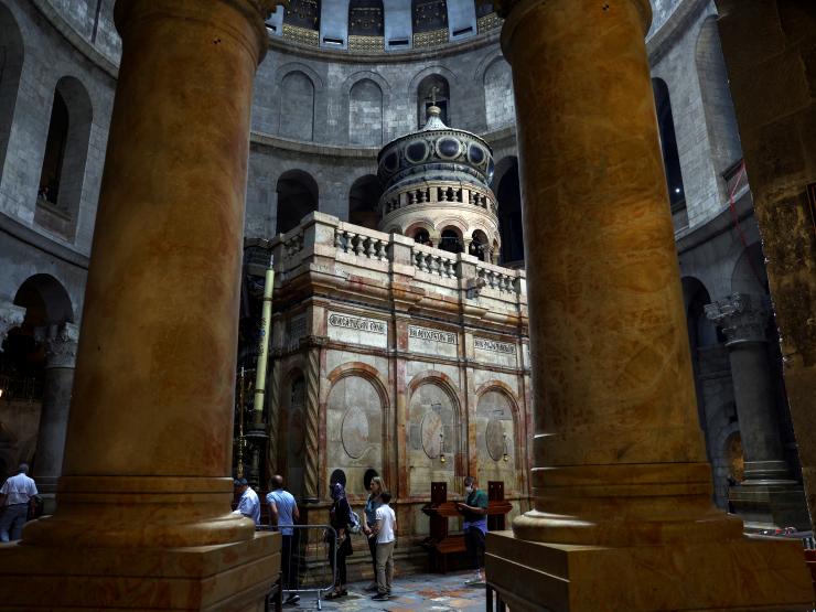 EASTER-HOLY-SEPULCHRE-ALTAR- JERUSALEM.JPG