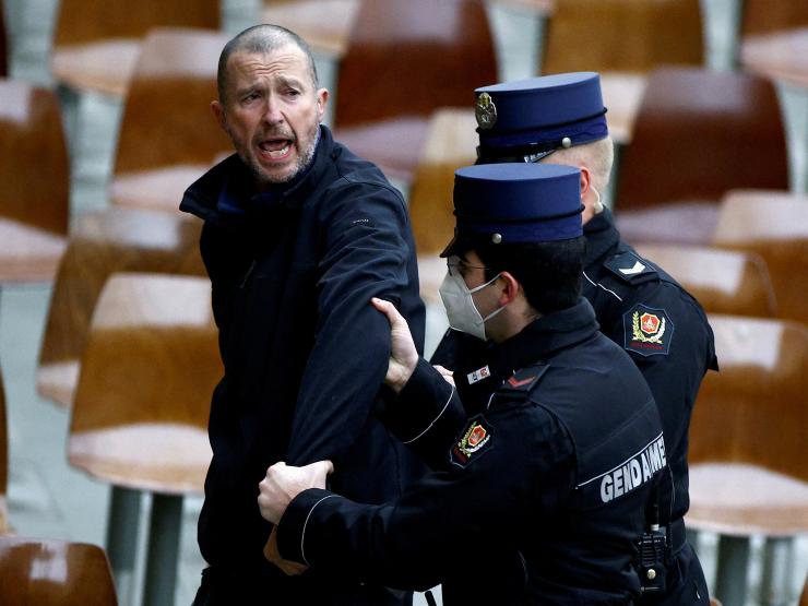 3_POPE-AUDIENCE-SHOUTING.JPG