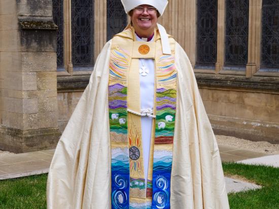 New Bishop wears Puffin-embroidered robe at installation service