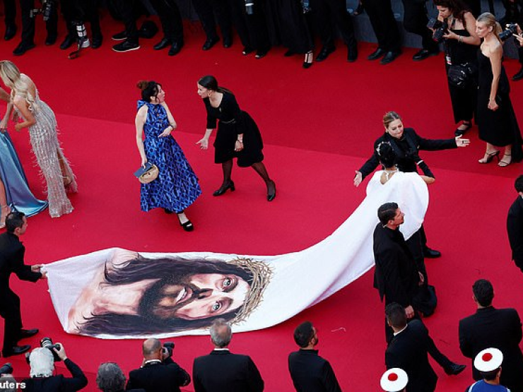 Jesus dress.png
