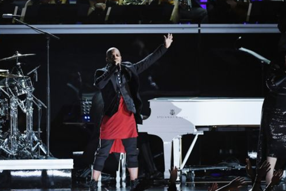 Worshipping Rapper Rapper leads Grammy Awards audience in worship performance