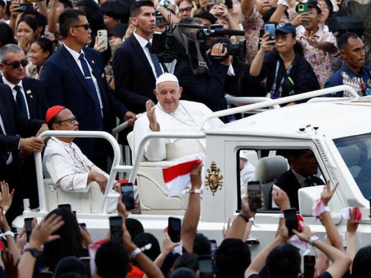 Pope Indonesia Mass.JPG