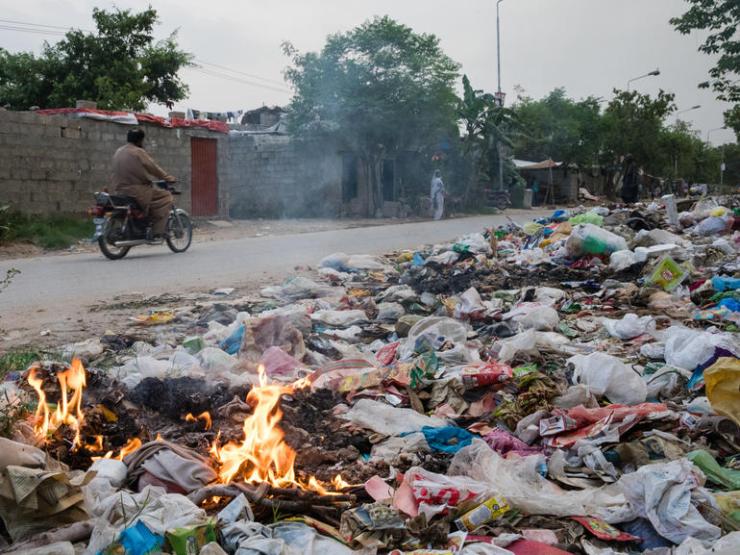 plastic-waste-burning-tearfund-pakistan-MAIN_galleryfull.jpg