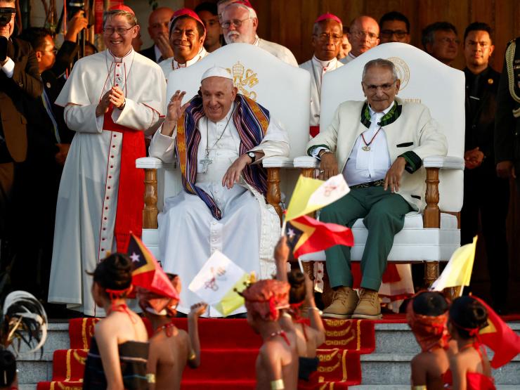 Pope waving.JPG