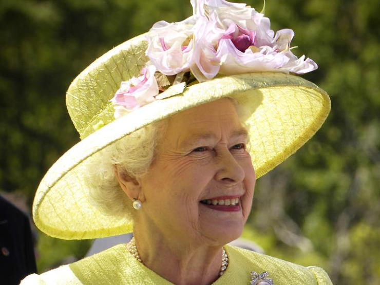 Queen-Elizabeth-in-yellow-thumb_galleryfull.jpg