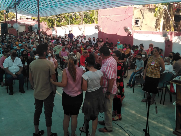 Cuba breaking the chains prayer event.jpg THUMB.jpg