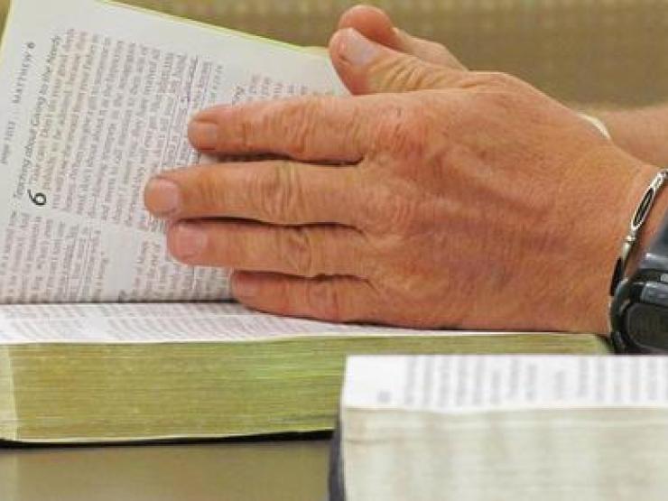 studying-bible-main_article_image.jpg