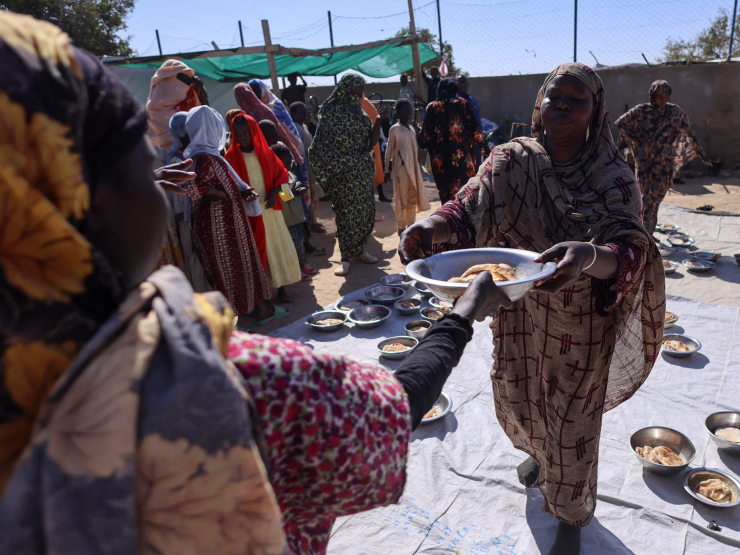2025-11-23T143757Z_1070689594_RC272IAV5D1U_RTRMADP_3_SUDAN-POLITICS-CHAD-FOOD.JPG