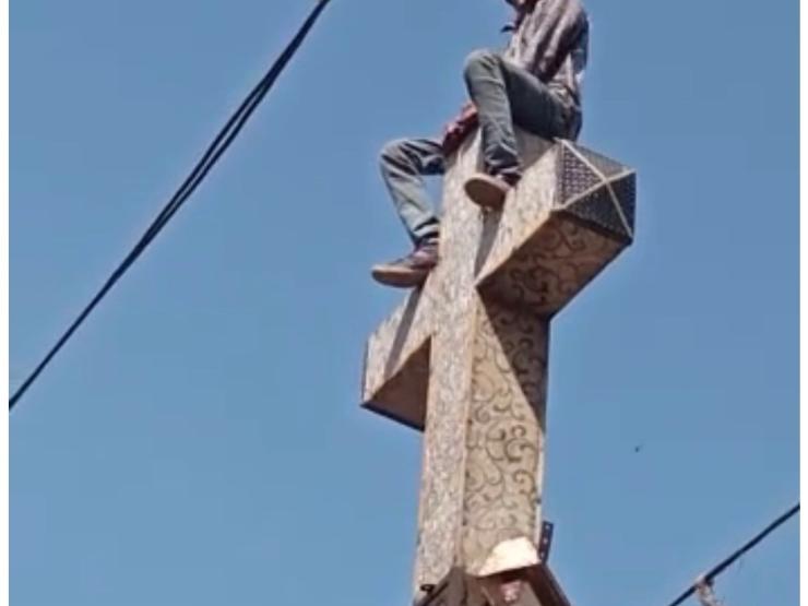 Pakistan Muslim man climbs 40ft cross.jpg