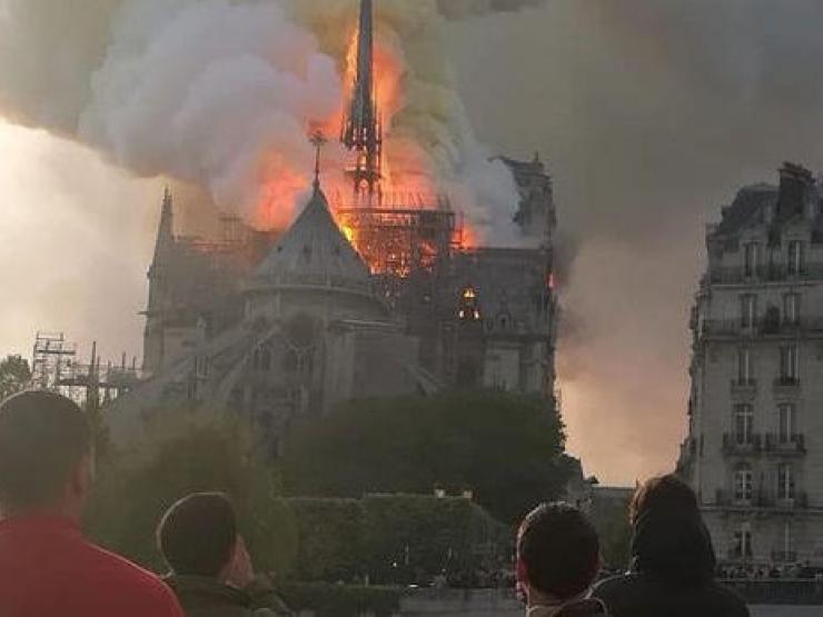 Notre-Dame-fire-in-Paris-main_galleryfull.jpg
