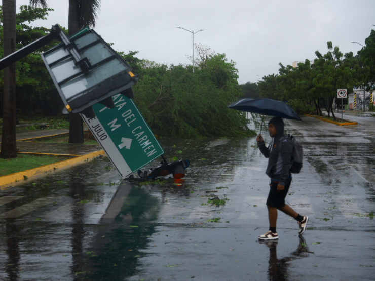 2024-07-05T142059Z_1923591254_RC2WO8AL50JM_RTRMADP_3_STORM-BERYL-MEXICO.JPG