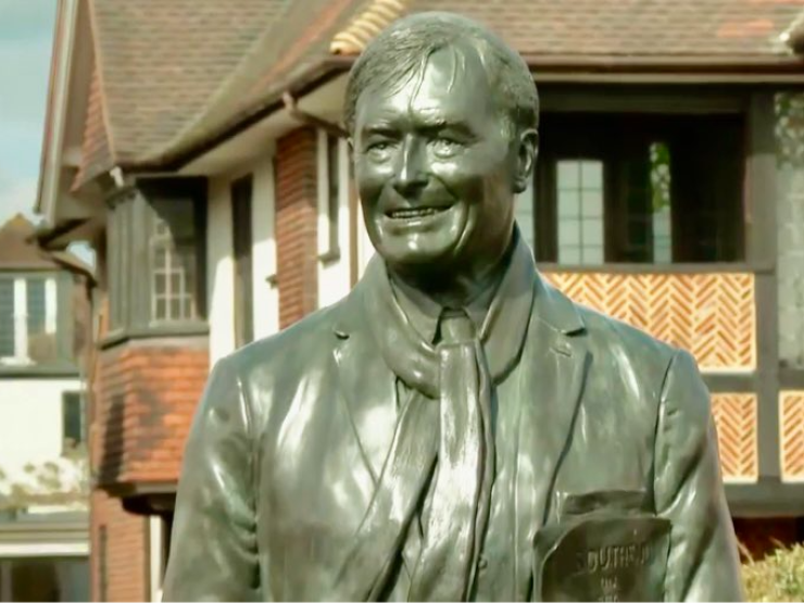 Sir David Amess statue.jpg thumb.jpg