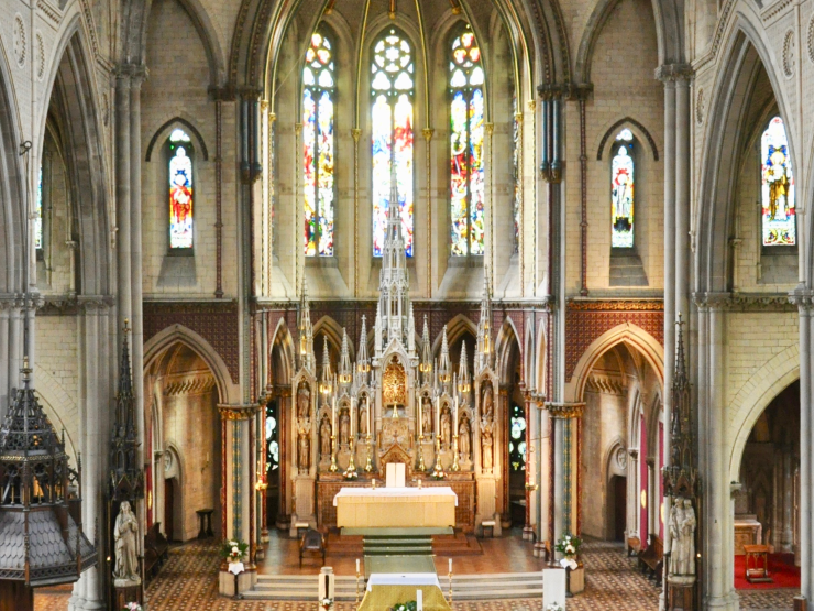 Church of the Holy Name of Jesus, Manchester - nave and altar (999c) Eddie Tulasiewicz.jpg