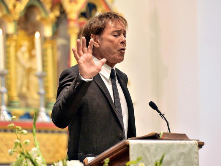 cliff-richard-cilla-funeral-1-thumb_galleryfull.jpg