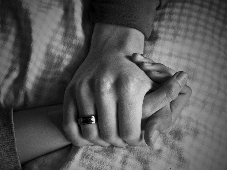 Hold_hands.jpg
