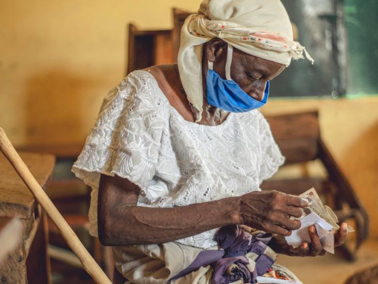 Woman in nigeria masks covid Credit Christian Aid Jerry Clinton.jpg