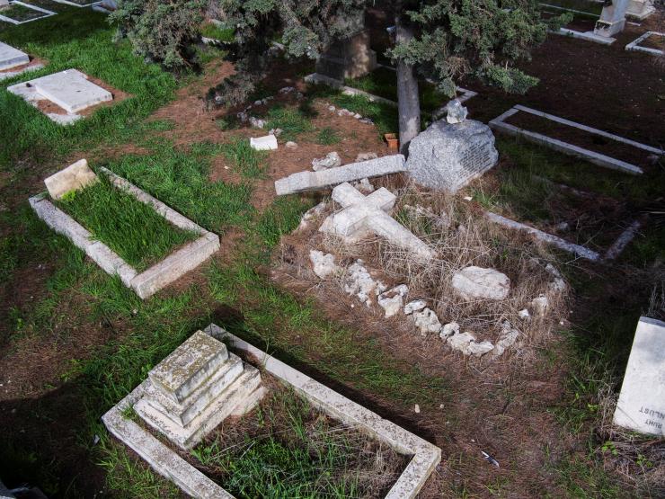 vandalised jerusalem graves original.png