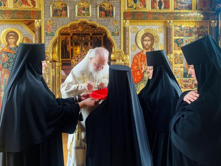 Patriarch Kirill and Orthodox nuns