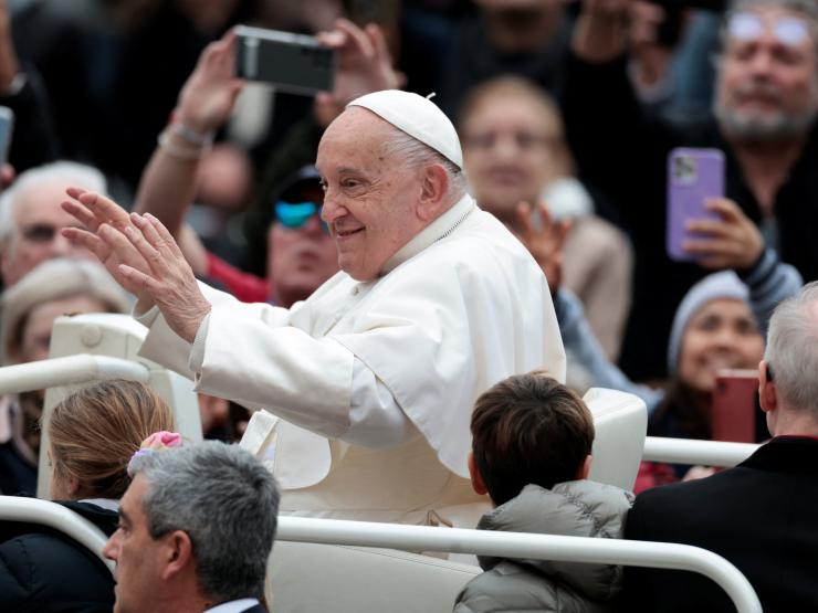Pope Francis waving.JPG