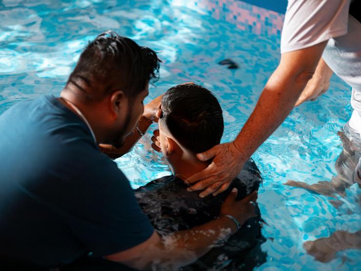 adult baptism-amistad-cristiana-UNSPLASH.jpg