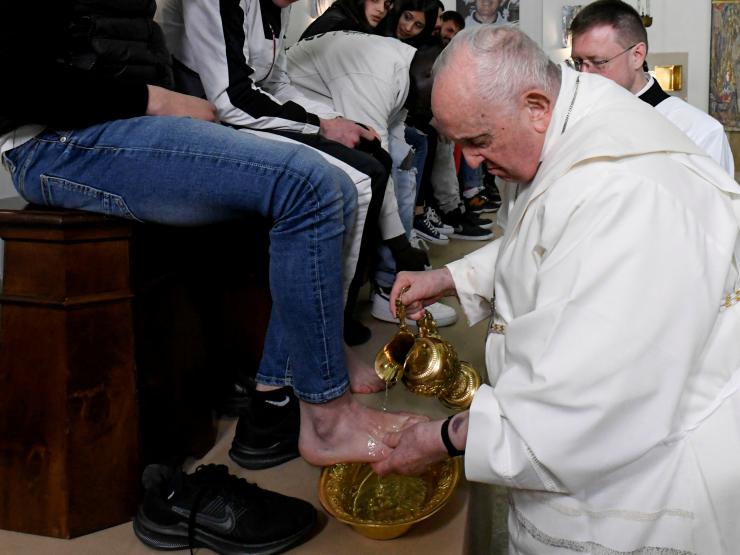 POPE WASHES FEET.JPG