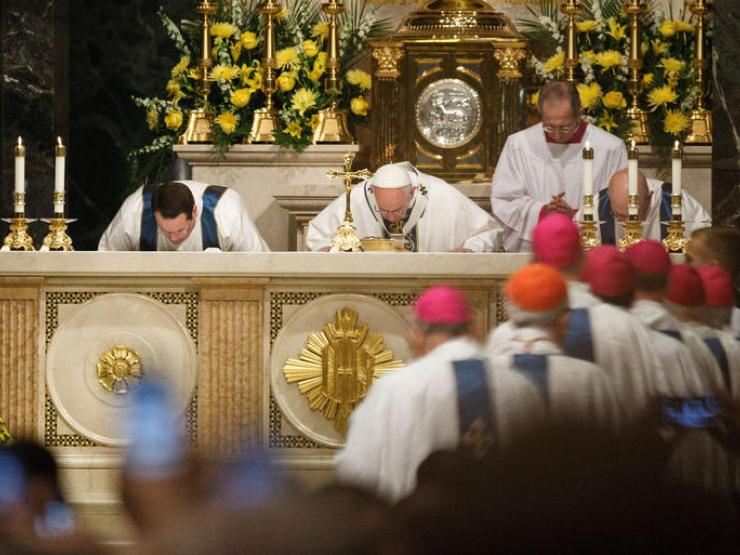 Pope-Francis-mass-at-the-Cathedral-Basilica-of-Saints-Peter-and-Paul_galleryfull.jpg