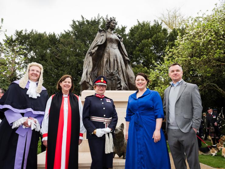 Queen Elizabeth Statue 1.jpg