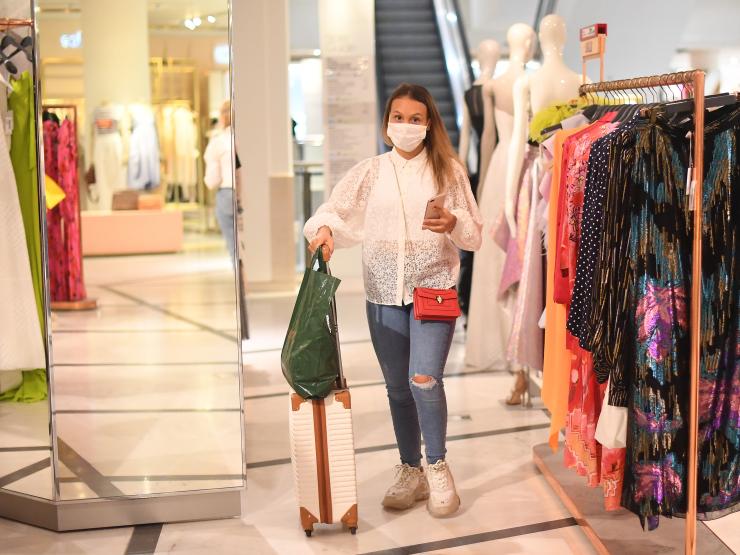 Mask woman shopping PA Victoria Jones.jpg