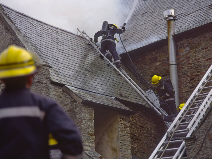 firefighters tackle church arson, alamy