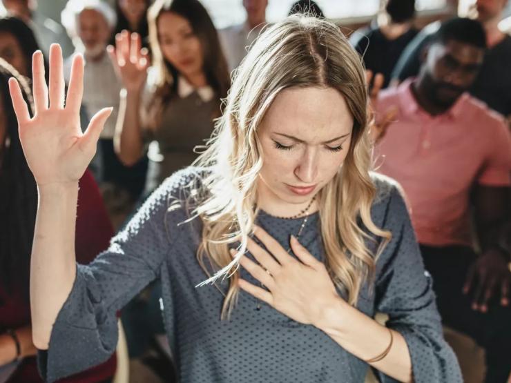 Young-woman-in-church_f4b0e8a378b5127faa2d30e2fdad7885.jpeg