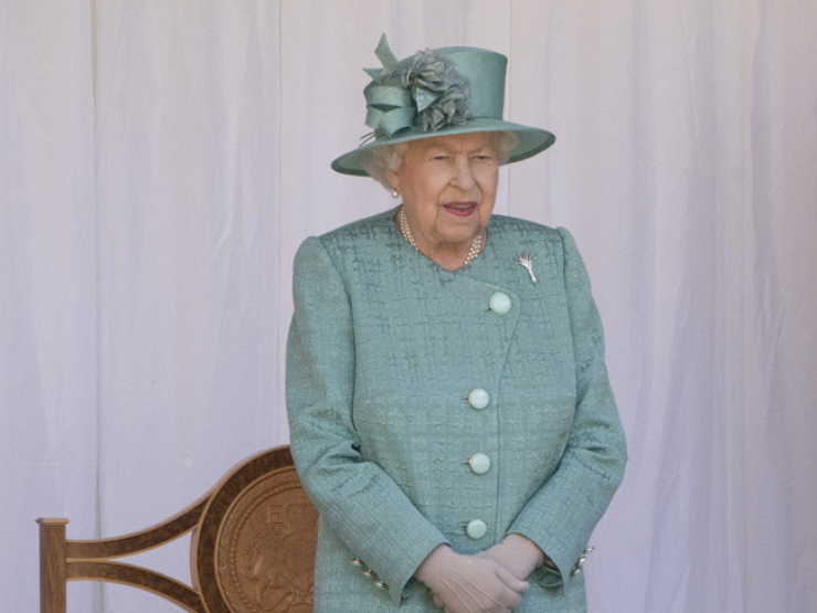 QUEEN STANDING THUMB.JPG