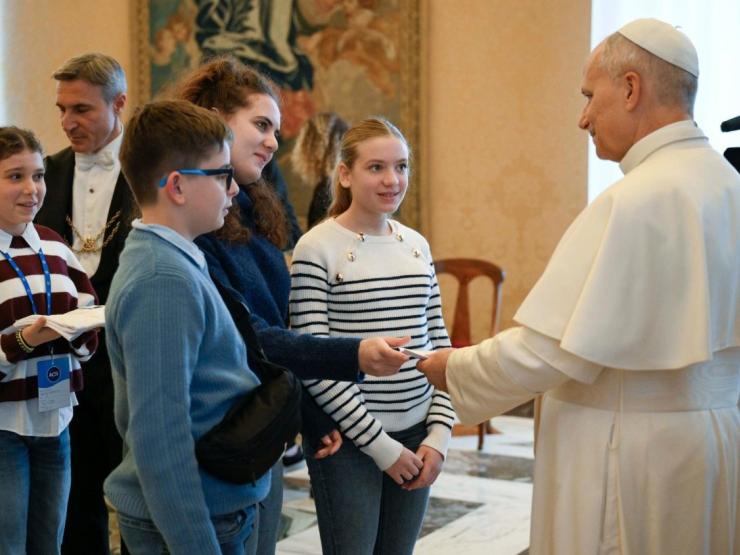 Pope urges young to 'make peace with someone before Christmas'