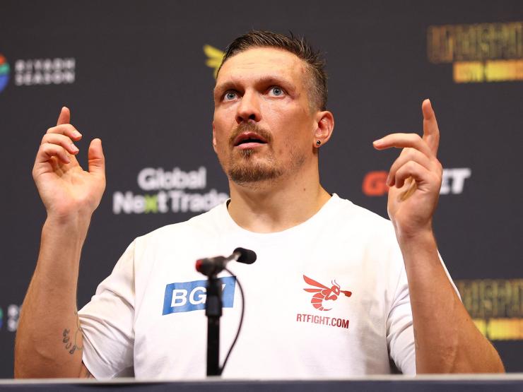 usyk pointing.JPG