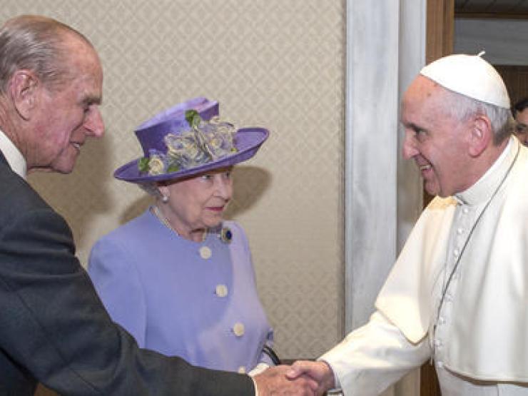 Pope-meets-the-Queen-Main_article_image.jpg