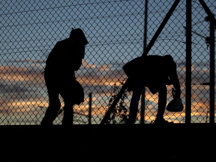 Migrants-at-fence_galleryfull.jpg